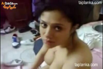 مزة مصرية مع عشيقها ينيكها و يجبهم علي صدرها