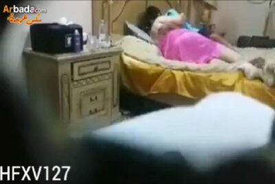 واحد بينيك مراته قدام الكاميرا وهيا مستمتعه بزوبره